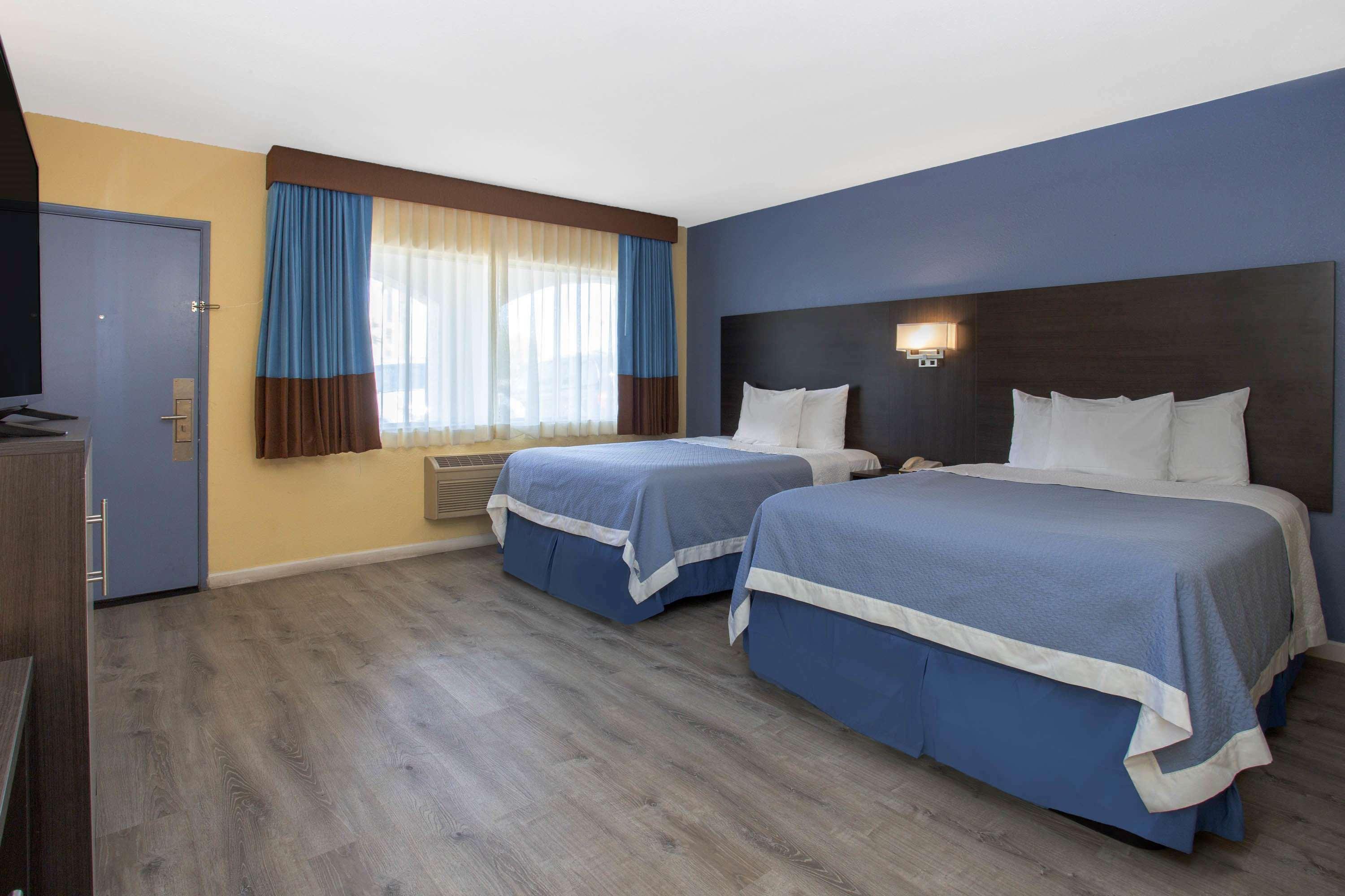 Days Inn By Wyndham Airport - Phoenix Eksteriør bilde