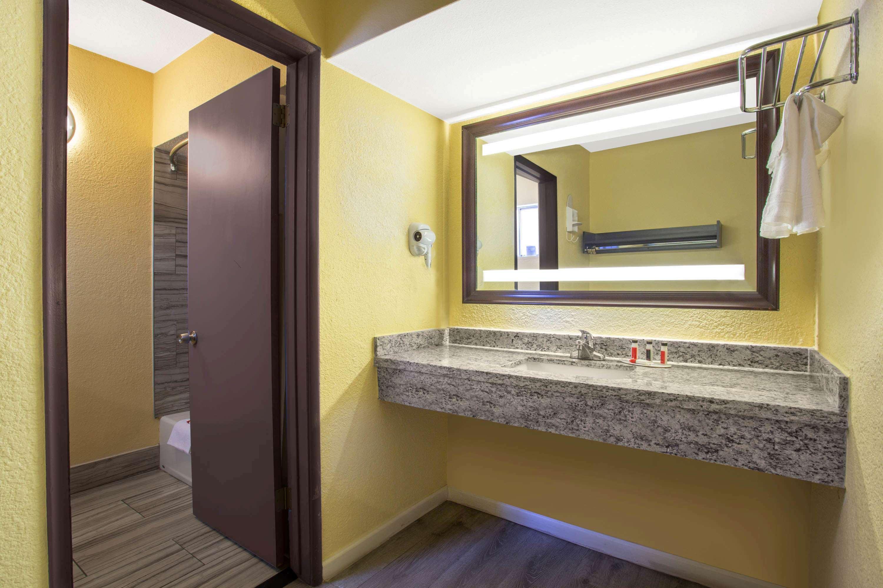 Days Inn By Wyndham Airport - Phoenix Eksteriør bilde
