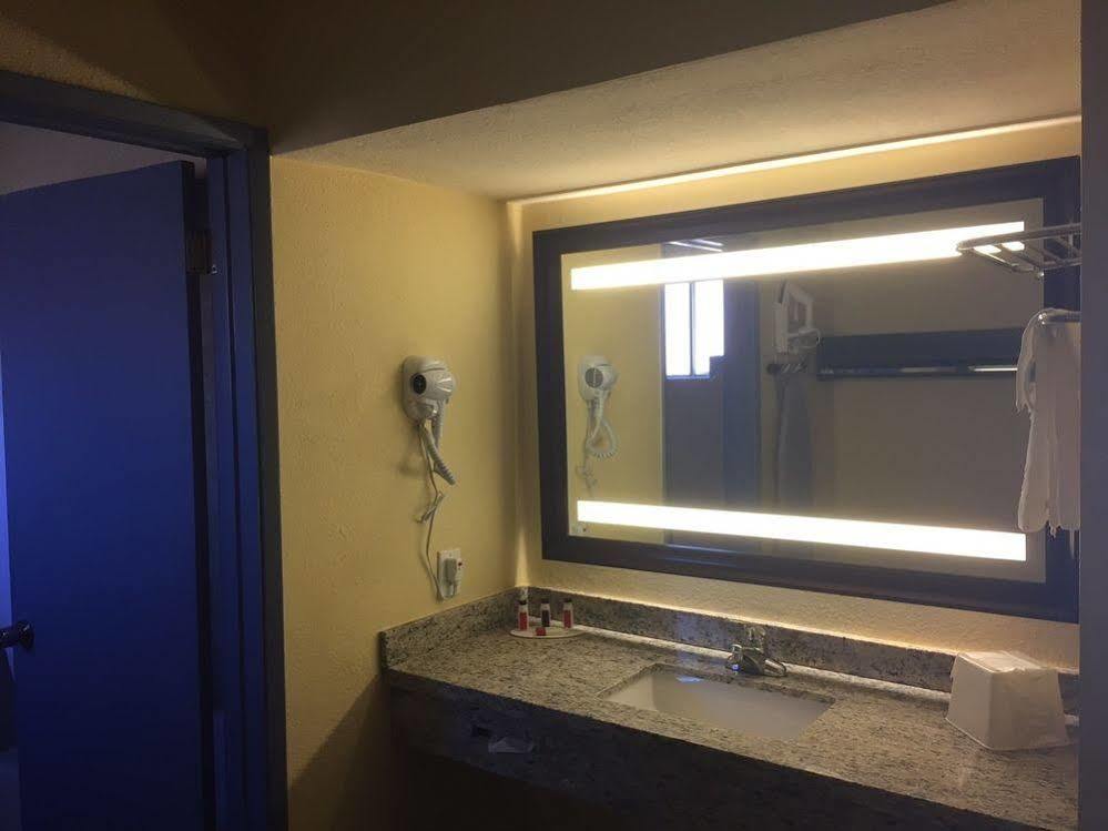 Days Inn By Wyndham Airport - Phoenix Eksteriør bilde