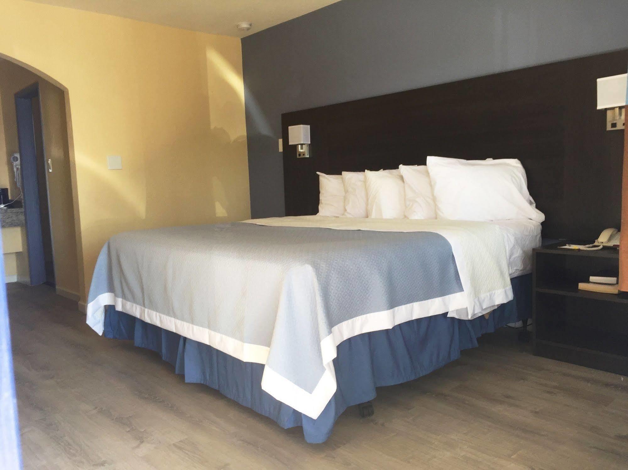 Days Inn By Wyndham Airport - Phoenix Eksteriør bilde